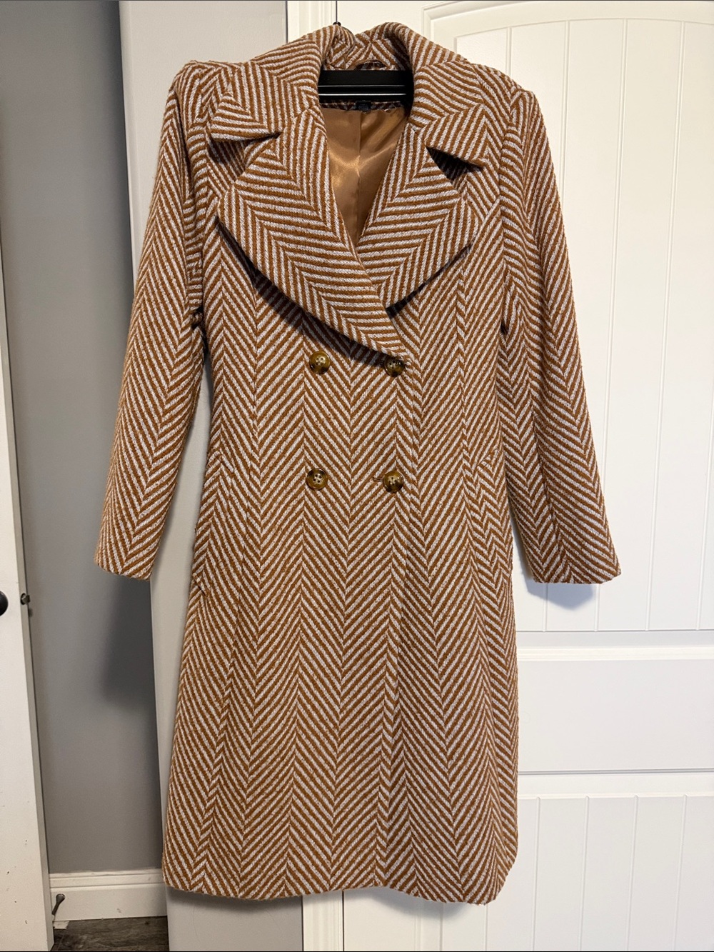 Halogen x Atlantic-Pacific Belted Herringbone Coat in Camel Brown/Grey
